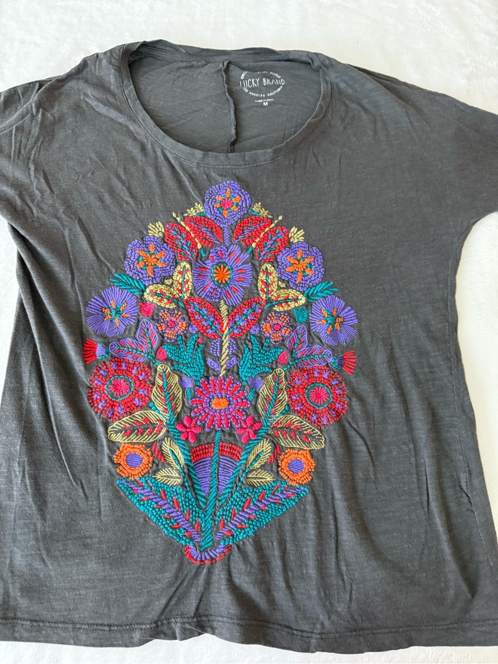 Lucky Brand T-Shirt Top Size M Smoky Gray Floral Embroidered Boho D86